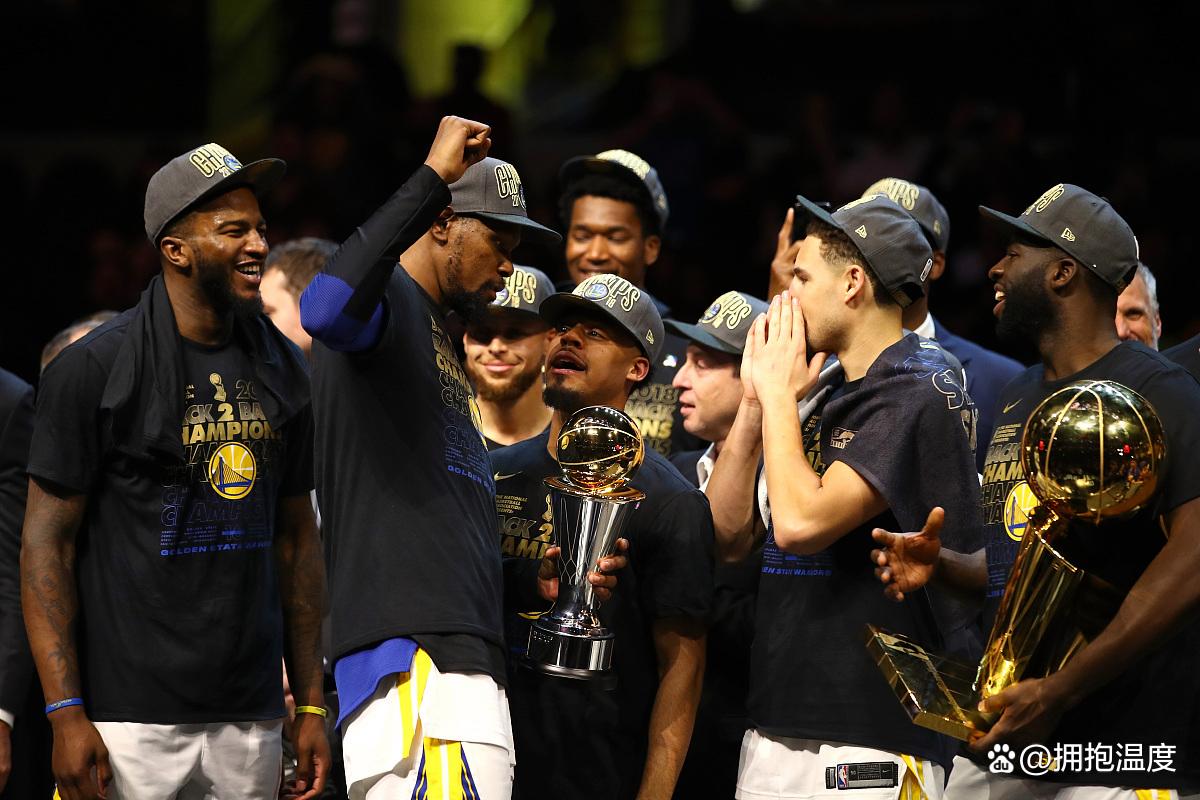 开云体育-詹姆斯重返赛场，表现优异首场状态出色，G2观众沸腾！-开云体育